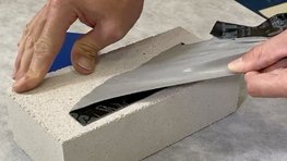 Le ruban adhésif reste flexible