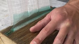 Adhère même sur les surfaces rugueuses