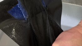 Adhère même en présence d'humidité