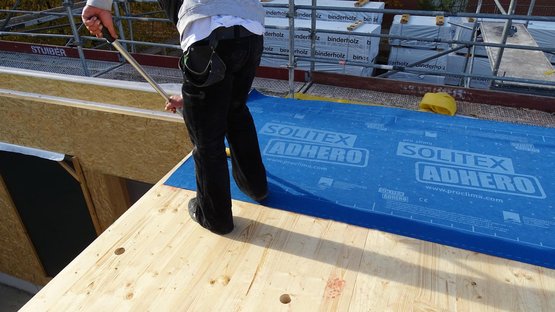 6. Bien presser le collage du lé