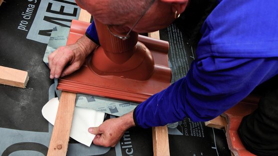 4. Coller la manchette