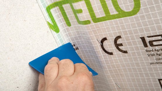 8b. Coller la membrane / maroufler le raccord pour qu’il adhère bien au support