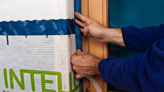 4. Coller le ruban sur tout le pourtour de l’ébrasement