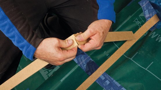 1. Mettez la latte à longueur, à la main