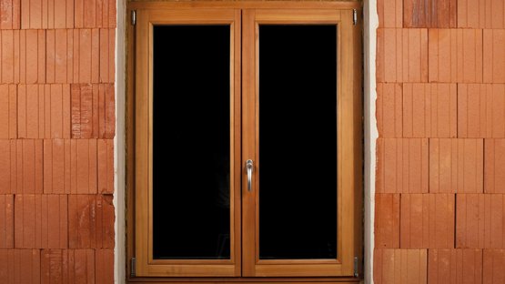 1. Fenêtre dans construction massive