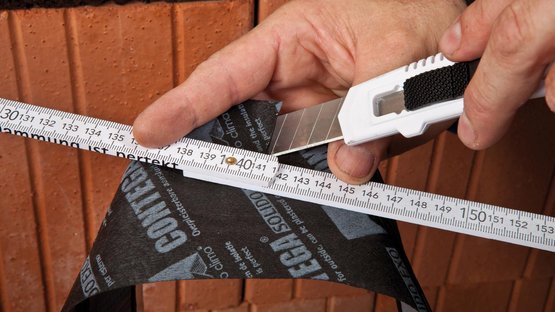 3. Coupez le ruban CONTEGA SOLIDO EXO sur le dormant