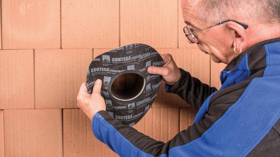 1. Glisser la manchette le long du conduit