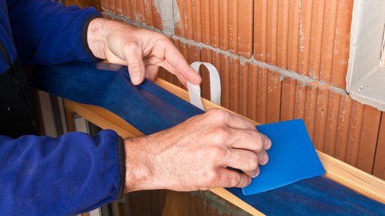 1. Coller le ruban sur la traverse dormante