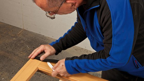 3. Coller le ruban sur le dormant