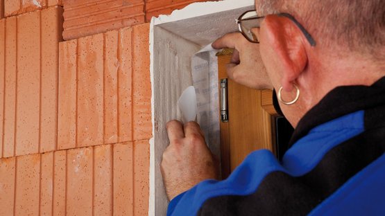 5. Collez le ruban sur l’embrasure