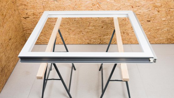 1. CONTEGA SOLIDO IQ est mis en place avant la pose de la fenêtre