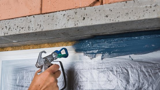 4. Pulvériser le produit sur le linteau et les embrasures