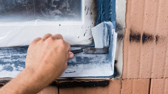 7. Insérer AEROSANA FLEECE dans le dessous de l’appui de fenêtre