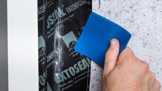 7. Coller le ruban au mur