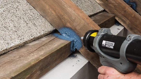 2. Pulvériser le produit dans les entailles