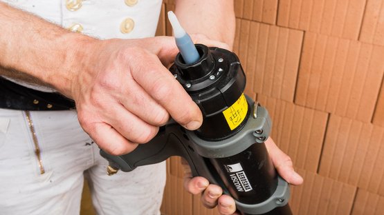 4. Visser la tête de pulvérisation