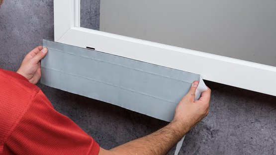 6. Coller le ruban à la fenêtre