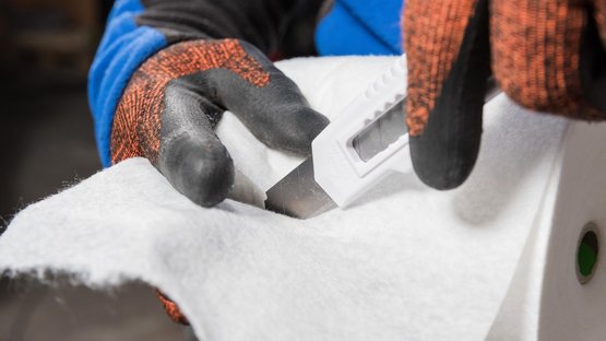 13. Découper les bandes de non-tissé