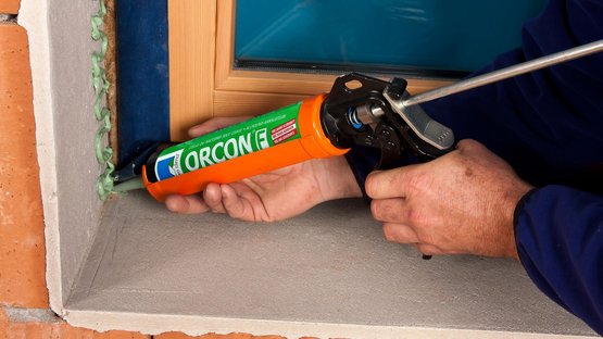 4. Coller le ruban sur tout le pourtour de l’ébrasement