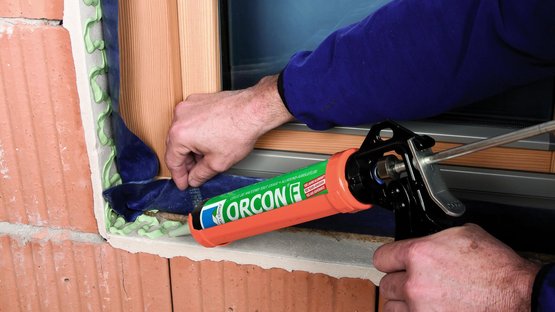 4. Collage du ruban sur l'ébrasement avec ORCON F