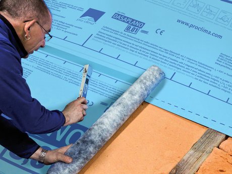 2. Dérouler et agrafer la membrane