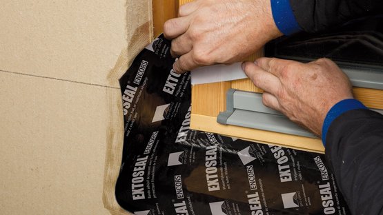 2. Relever les plis dans les angles