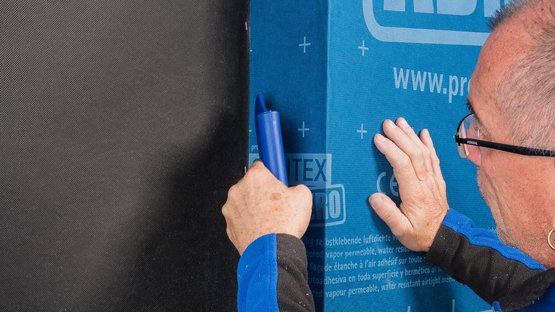 15. Coller le lé dans l’embrasure