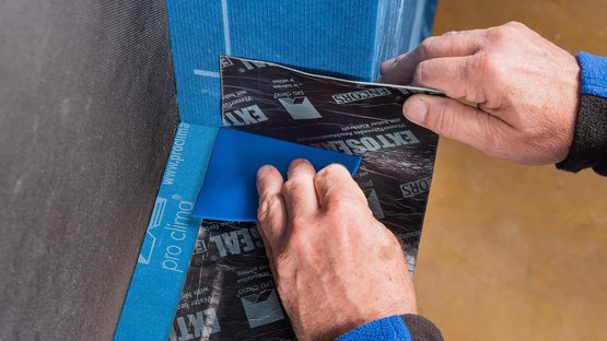 16. Former le lé sur le dessous de l’appui de fenêtre