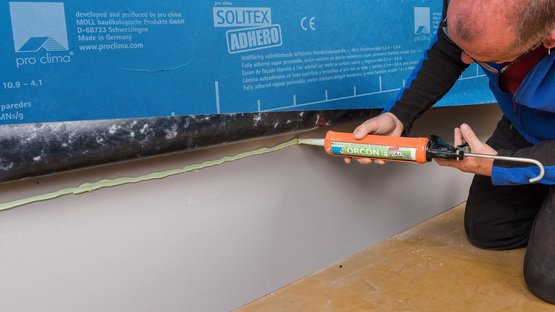 19. Raccord à des supports rugueux