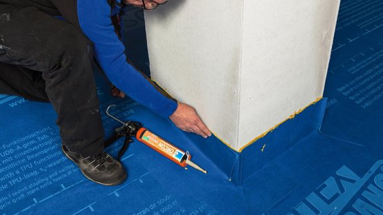 11b. Pour les toitures à faible pente : raccord à des éléments de construction ascendants (p. ex. une cheminée)