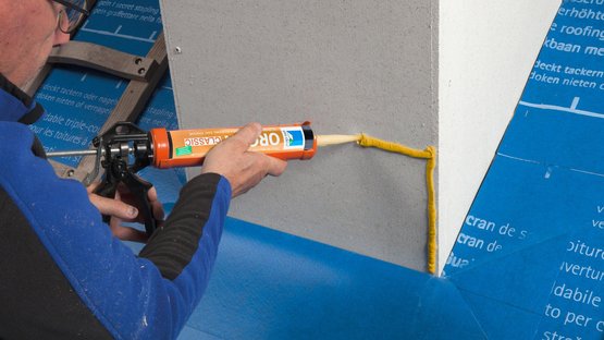 12a. Pour les toitures fortement inclinées : raccord à des éléments de construction ascendants (p. ex. une cheminée)