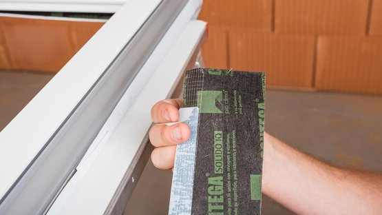 3. Collage du ruban sur le côté du dormant