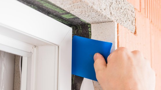 6. Collage et marouflage du ruban dans l’embrasure