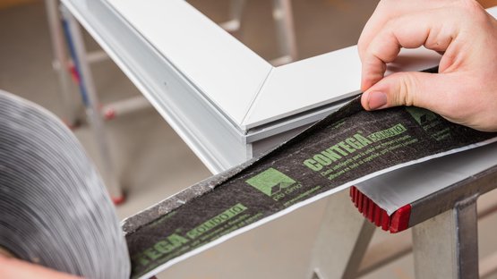 2. Collage du ruban sur le côté du dormant