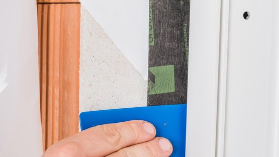 5. Collage du ruban sur l’embrasure