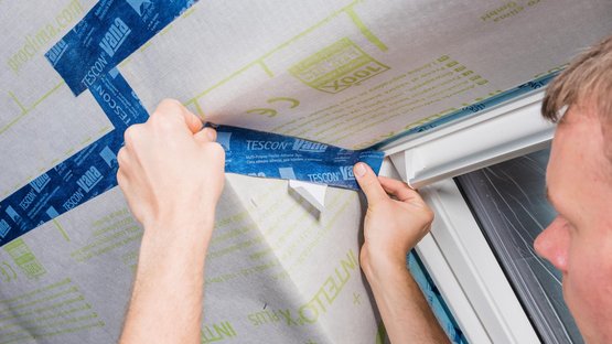 15. Coller sur l’embrasure en assurant l’étanchéité à l’air