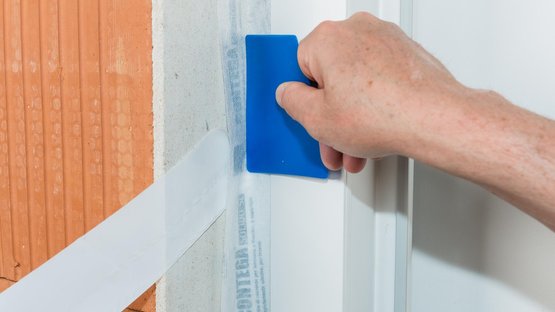 6. Marouflez le ruban pour qu’il adhère bien