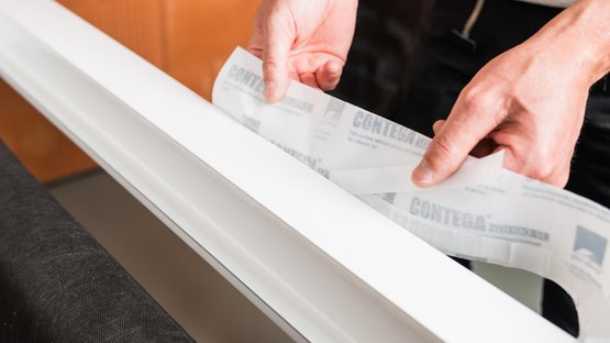 2. Collage du ruban sur le côté du dormant