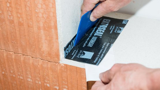 1. Mise en œuvre d’un enduit lisse sur le tableau de la menuiserie