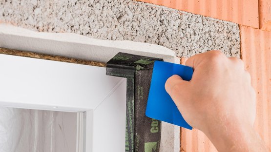 4. Collage du ruban sur le dormant